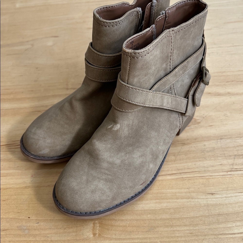 Children’s Place Tan Ankle Boots - Picture 3 of 5